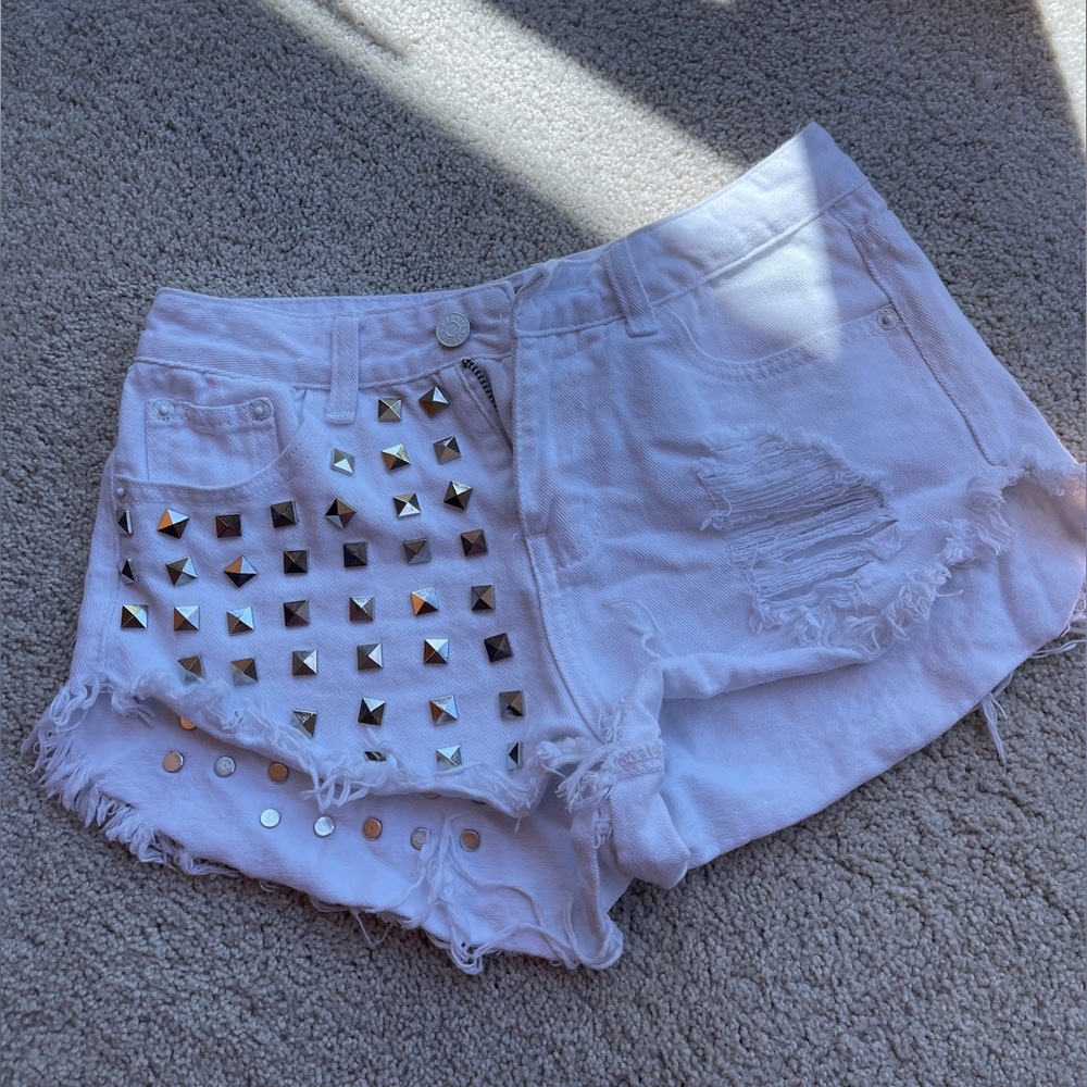Studs white short pants